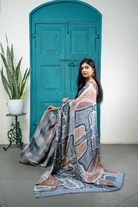 Mono-lume crepe saree