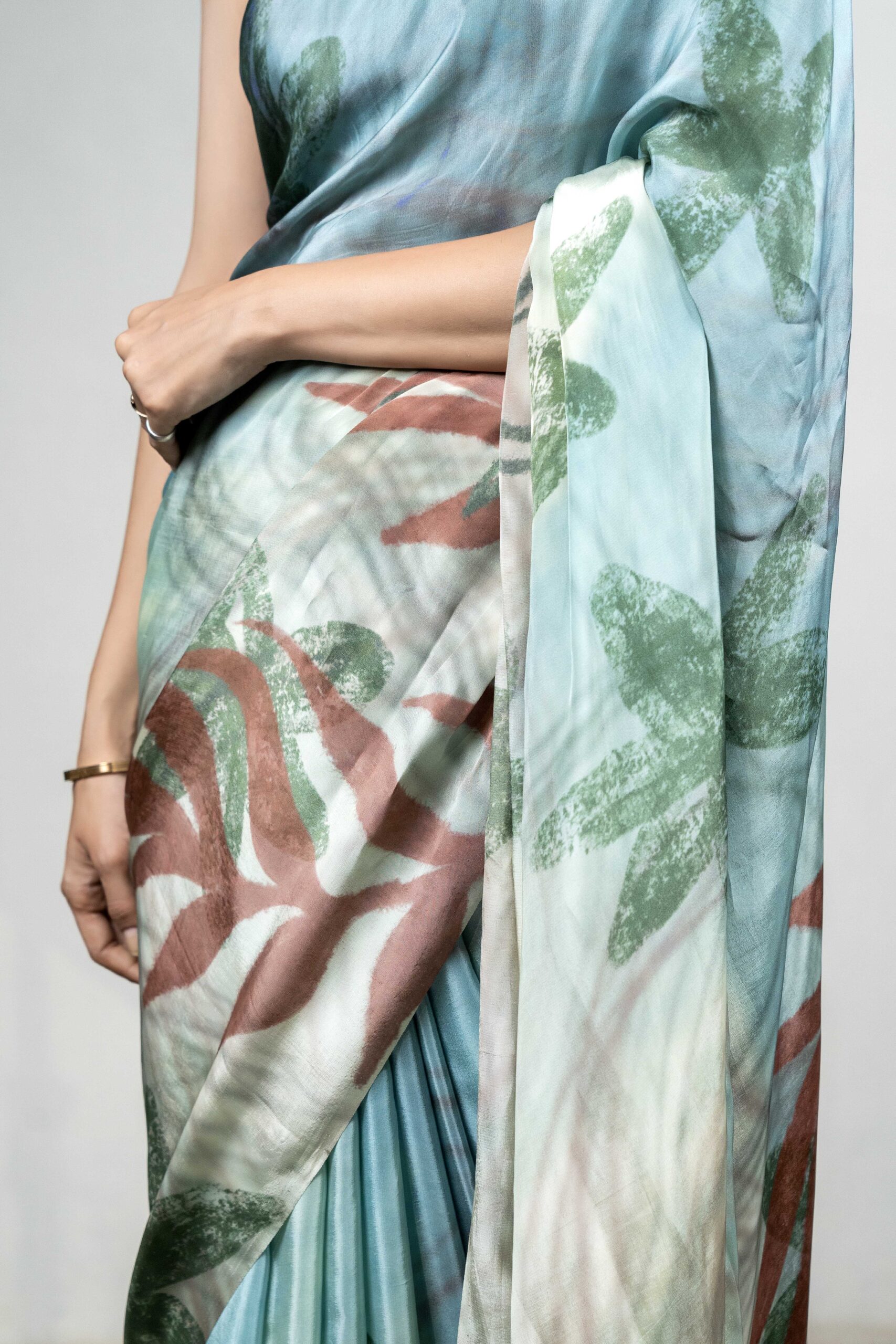 Aquarelle bloom crepe saree - Image 4