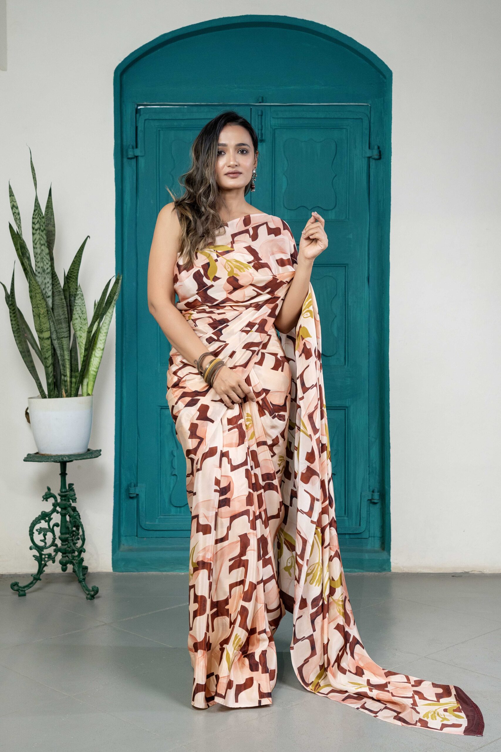 Neo-Bloom Scarlet crepe saree - Image 2